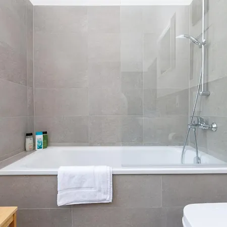 Fullhouse - Nh14 - 3 Bedrooms, Washing Machine Apartment *